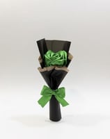 وردة ساتان بتغليف اسود وذهبي