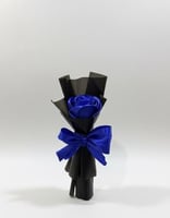 وردة ساتان بتغليف اسود