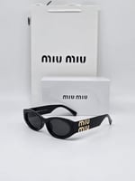 تألقي بأناقة مع نظارات Miu Miu الشمسية"