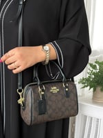 حقيبة كوتش البنية: أناقة وفخامة في كل تفصيلة!