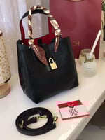 حقيبة CH: لمسة من الفخامة!