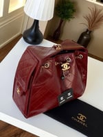 حقيبة شانيل العنابية الفاخرة: أناقة وجودة لا مثيل...