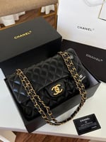 حقيبة شانيل السوداء مع سلسلة ذهبية: رمز الفخامة وا...