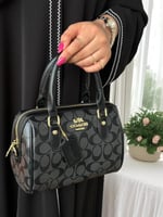 حقيبة كوتش السوداء: رمز الأناقة والفخامة!