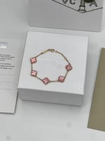 اسوارة van cleef وردي مموج