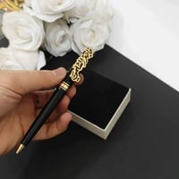 قلم مبطن باللون الاسود