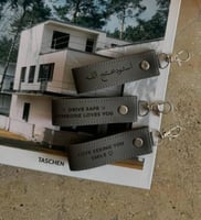 ميدالية جلد بعباره او اسم