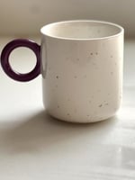 كوب بورسلين باللونين الأبيض والبنفسجي
