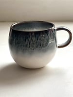 كوب بورسلين دائري باللونين الأزرق والأبيض