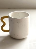 كوب بورسلين باللونين الأبيض والاصفر