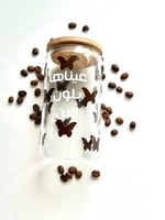 كوب فراشات بملصق بعبارة " عيناها بلون البن"