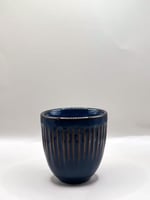 كوب اسبريسو باللون الأزرق الغامق والحدود المعتقة