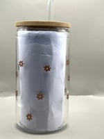 كوب بملصق بعبارة " وتهدينا الحياة أضواء في أخر الن...