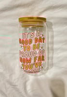 كوب المشروبات الباردة بملصق It's a good day to be...