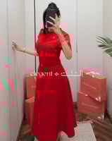 طقم أحمر أنيق بتفاصيل ورود ثلاثية الأبعاد