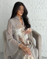 جلابية بتطريز فاخر بقصة انسيابية وأكمام واسعة