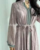 جلابية بلون لحمي بقصة انسيابية وحزام خصر - جلابية...