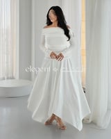 فستان أبيض ساتر أنيق بقصة ناعمة وتصميم ساتر