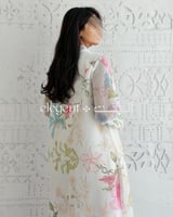 جلابية مزخرفة بنقوش زهرية وقصة انسيابية