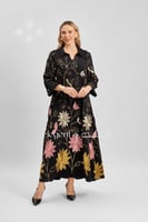 جلابية سوداء مزينة بنقوش زهور ملونة أنيقة