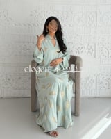 جلابية تيفاني مطرزة بورق الشجر بتفاصيل ذهبية – تصم...