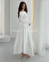 فستان أبيض ساتر أنيق بقصة ناعمة وتصميم ساتر