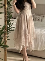 فستان الغرام الناعم بلون بيج فاتح بقصة غير متماثلة