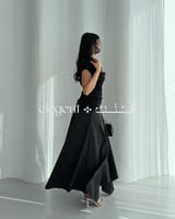 فستان أسود أنيق بقصة ناعمة وانسدال فاخر