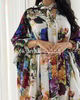 جلابية لنن مزهرة واسعة مع فيونكة طويلة وأكمام مزخر...