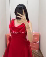 فستان سهرة قصير أحمر بكسرات جانبية وزهور