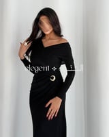 فستان سهرة اسود طويل مزموم بكتف مكشوف مع بروش ذهبي