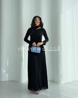 فستان سهرة ناعم طويل بلون أسود مع بروش فخم