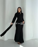 فستان سهرة أسود استرتش بلمسة وشاح ملكي وانسياب فاخ...