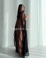 جلابية أنيقة بتصميم لامع وقصة انسيابية