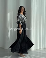 فستان سهرة مطرز بالترتر الفضي مع تنورة مكسره أنيقة