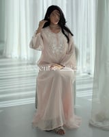 جلابية فاتحة مطرزة بتفاصيل ناعمة - جلابية تصميم أن...