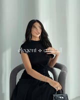 فستان أسود أنيق بقصة ناعمة وانسدال فاخر