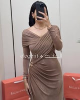 فستان سهرة ناعم كم طويل بتفصيلة درابيه وحلية ذهبية