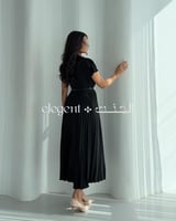 فستان أسود ناعم بكسرات جانبية وحزام أنيق