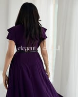 فستان بنفسجي ناعم بكسرات كلاسيكية وتفاصيل وردية ذه...