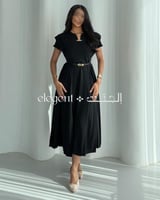 فستان أسود ناعم بكسرات جانبية وحزام أنيق
