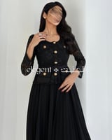 فستان أسود رسمي دانتيل مكسر بكم طويل وزرار ذهبية