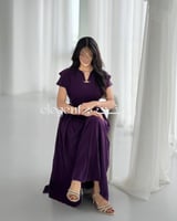 فستان بنفسجي ناعم بكسرات كلاسيكية وتفاصيل وردية ذه...