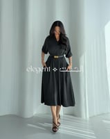 فستان أسود بأزرار أمامية وخطوط ناعمة