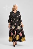 جلابية سوداء مزينة بنقوش زهور ملونة أنيقة