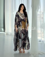 جلابية مزخرفة بقصة انسيابية وأكمام واسعة