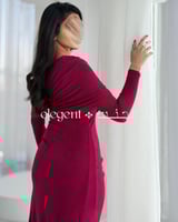 فستان توتي استرتش بكتف ساقط وتفصيلة ذهبية