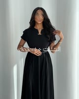 فستان أسود ناعم بكسرات جانبية وحزام أنيق