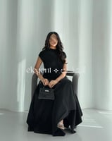 فستان أسود أنيق بقصة ناعمة وانسدال فاخر