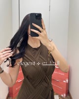 فستان سهرة بني بتصميم ملتف وطيات أمامية أنيقة